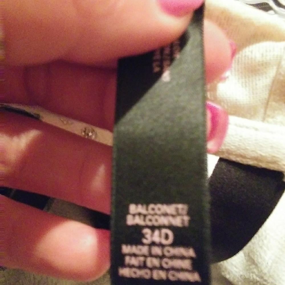 Victoria's Secret - Picture 4 of 5